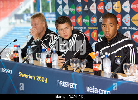 Headcoach der deutschen Under21-Fußball-Nationalmannschaft, Horst Hrubesch (L) und seine Spieler Sebastian Boenisch (C) und Jerome Boateng beantworten Fragen auf einer Pressekonferenz am Olympiastadion in Helsingborg, Schweden, 25. Juni 2009. Das deutsche Team konfrontiert Italien im Halbfinale der UEFA-Under21-Meisterschaft am 26. Juni. Foto: Friso Gentsch Stockfoto