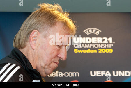 Headcoach der deutschen Under21-Fußball-Nationalmannschaft, Horst Hrubesch verlässt eine Pressekonferenz im Olympiastadion in Helsingborg, Schweden, 25. Juni 2009. Das deutsche Team konfrontiert Italien im Halbfinale der UEFA-Under21-Meisterschaft am 26. Juni. Foto: Friso Gentsch Stockfoto