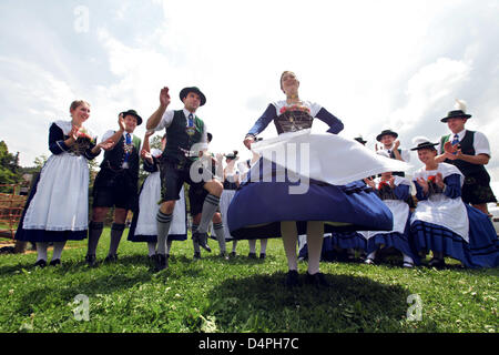 Mitglieder des Neufahrn? s Folklore Gruppe (?) Trachtenverein?) führen Sie das? Schuhplattler?, einem traditionellen bayerischen Tanz während des 7. Schuhplattler-Turniers an der Bayerischen Löwen (?) Preisplatteln Höhle Umm Bayerischen Loewen?) Auerbach, Deutschland, 27. Juni 2009. Einige 600 Folkloristen nahmen Teil, darunter ein Team aus den USA. Foto: MARCUS Führer Stockfoto