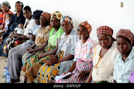 Frauen an einer Besprechung der Co-Gründer der Organisation "Blue Horizon", Dalila Macuacua (nicht im Bild), um die Stellung und die Rechte der Frauen in Maputo, Mosambik, 6. März 2013 teilnehmen. Vor allem allein erziehenden Müttern, die keine Unterstützung von ihren ehemaligen Partnern erhalten, Leiden überwinden Bilder von Frauen und Mutterschaft. Foto: Britta Pedersen Stockfoto