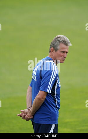 Jupp Heynckes, Trainer des deutschen Fußball-Bundesliga Fußballverein Bayer 04 Leverkusen, überwacht den Verein? s erste Trainingseinheit in Leverkusen, Deutschland, 29. Juni 2009. Bayer Leverkusen startete Vorbereitungen für die kommende Bundesliga 2009/10 Saison. Foto: FEDERICO GAMBARINI Stockfoto