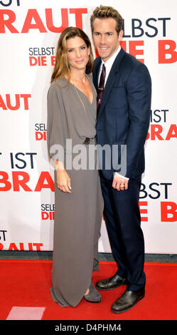 (L-R) US-Schauspielerin Sandra Bullock, kanadischer Schauspieler Ryan Reynolds ankommen für die Deutschland-Premiere ihres Films? Der Vorschlag? in München, 29. Juni 2009. In dem Film, der in den deutschen Kinos vom 30. Juli ist, zwingt ein aufdringlicher Chef ihr jungen Assistent zu heiraten um ihr Visa-Status in den USA und Deportation nach Kanada zu vermeiden. Foto: Volker Dornberger Stockfoto