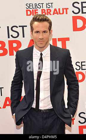 Kanadischer Schauspieler Ryan Reynolds kommt für die Deutschland-Premiere ihres Films? Der Vorschlag? in München, 29. Juni 2009. In dem Film, der in den deutschen Kinos vom 30. Juli ist, zwingt ein aufdringlicher Chef ihr jungen Assistent zu heiraten um ihr Visa-Status in den USA und Deportation nach Kanada zu vermeiden. Foto: Volker Dornberger Stockfoto