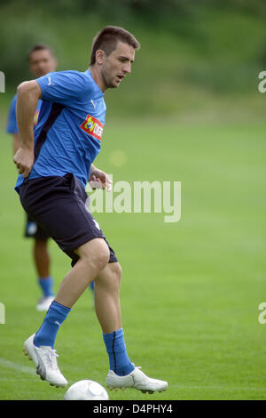 Stürmer Vedad Ibisevic des deutschen Bundesligisten TSG 1899 Hoffenheim spielt den Ball während der Club? s Trainingslager am See Wiesensee bei Westerburg, Deutschland, 30. Juni 2009. Foto: Thomas Frey Stockfoto