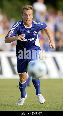 Ivan Rakitic des deutschen Bundesligisten FC Schalke 04 in Aktion bei einem Testspiel gegen ein All-Star-Team der Hochsauerland in Meschede, Deutschland, 30. Juni 2009 gezeigt. Schalke besiegt das Hochsauerland-Team 3: 0. Foto: FRANZ-PETER TSCHAUNER Stockfoto