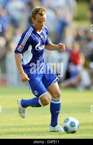 Ivan Rakitic des deutschen Bundesligisten FC Schalke 04 in Aktion bei einem Testspiel gegen ein All-Star-Team der Hochsauerland in Meschede, Deutschland, 30. Juni 2009 gezeigt. Schalke besiegt das Hochsauerland-Team 3: 0. Foto: FRANZ-PETER TSCHAUNER Stockfoto