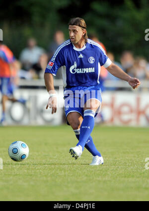 Brasilianische Marcelo Bordon des deutschen Bundesligisten FC Schalke 04 in Aktion bei einem Testspiel gegen ein All-Star-Team der Hochsauerland in Meschede, Deutschland, 30. Juni 2009 gezeigt. Schalke besiegt das Hochsauerland-Team 3: 0. Foto: FRANZ-PETER TSCHAUNER Stockfoto