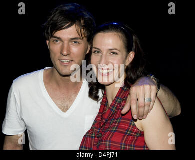 Schauspieler Tobey Wilson und Ulrike Frank bei der Präsentation des Labels kommen? Gant? auf der Mercedes-Benz Fashion Week in Berlin, Deutschland, 1. Juli 2009. Modetrends Frühjahr/Sommer 2010 präsentieren wir auf der Fashionweek bis 4. Juli 2009. Foto: Soeren Stache Stockfoto