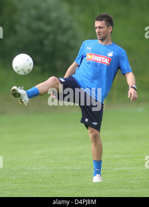 Stürmer Vedad Ibisevic der deutschen Fußball-Bundesliga-Fußball-Club TSG 1899 Hoffenheim in Aktion während des Trainingslagers in Westerburg, Deutschland, 1. Juli 2009 gezeigt. Foto: Thomas Frey Stockfoto