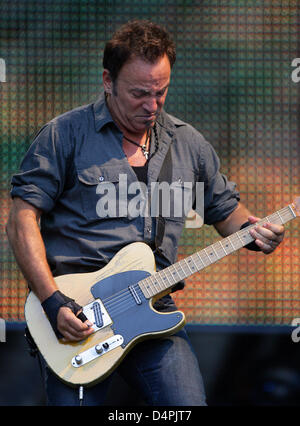 US-Rockmusiker Bruce Springsteen und seiner E Street Band führen in Frankfurt Main, Deutschland, 3. Juli 2009. Die? Working On A Dream? Welttournee dehnt sich bis 9. Oktober 2009. Foto: Marius Becker Stockfoto