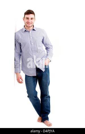 Leger gekleideter, gut aussehender Mann gelehnt isoliert auf weißem Hintergrund Stockfoto