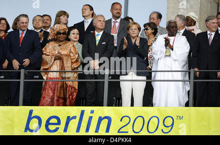 Bundespräsident Horst Köhler (vorn R-L), Lamine Diack, Präsident der internationalen Leichtathletik-Föderation IAAF und die deutsche Bundeskanzlerin Angela Merkel besucht die Eröffnungsfeier auf der 12. IAAF Leichtathletik WM in Berlin, Deutschland, 15. August 2009. Foto: KAY NIETFELD Stockfoto