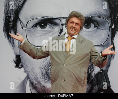 Deutscher Schauspieler Hape Kerkeling als sein Alter Ego Horst Schlaemmer kommt zur Premiere seines Films? Horst Schlaemmer - Isch Kandidiere!? in Berlin, Deutschland, 17. August 2009. Der Film porträtiert Horst Schlaemmer Mock-Ausführung für Kanzler und ist in den deutschen Kinos ab 20. August 2009 auf. Foto: Jens Kalaene Stockfoto