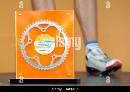 Der Sieger? s Trophy am US amerikanischen Tylor Farrar? s Füße bei den Cyclassics in Hamburg, Deutschland, 16. August 2009. Neben der professionellen Regelband Rennen über 216,4 km mehr als 22.000 Amateur-Radfahrer rasten auf drei Strecken über 50, wandte sich 100 und 155 km Hunderte von Tausenden von Zuschauern der Hansestadt und der Umgebung zu einem Festival. Foto: Malte Christen Stockfoto