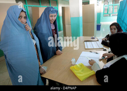 Afghanische Frauen kommen, um ihre Stimme in einem Wahllokal in einer Moschee in Kabul, Afghanistan, 20. August 2009 abgeben. Es ist das zweite Mal, dass einige 12 Millionen Afghanen einen neuen Präsidenten nach der Zerstörung des Taliban-Regimes wahlberechtigt sind. Foto: Marcel Mettelsiefen Stockfoto