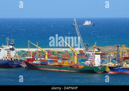 Blick auf das niederländische Containerschiff Vento di Levante im Hafen von Tripolis, Libyen, am 15. März 2013. Das Schiff geladen oder gelöscht, mit Hilfe von Kränen, die direkt auf das Schiff selbst montiert werden. Man kann die Roundview von der Küste des Mittelmeers in der Nähe von Tripolis und die meisten Teile der Stadt von einem der internationalen Hotels in der libyschen Hauptstadt genießen. Foto: Matthias Tödt Stockfoto