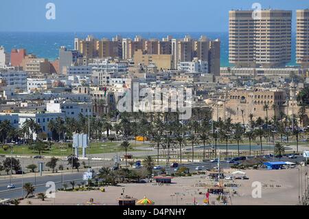 Blick auf das Stadtzentrum, die Gegend um den Platz der Märtyrer, der Altstadt, und Büro und Wohntürme in Tripolis, Libyen, 15. März 2013. Man kann die Roundview von der Küste des Mittelmeers in der Nähe von Tripolis und die meisten Teile der Stadt von einem der internationalen Hotels in der libyschen Hauptstadt genießen. Foto: Matthias Tödt Stockfoto