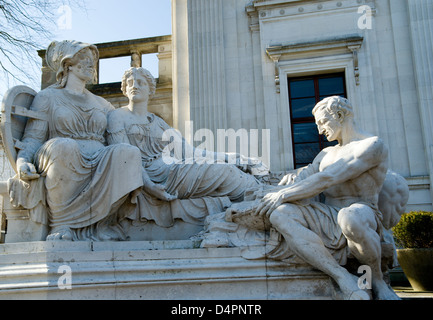 Detail der klassischen Skulptur "Mining" von Albert Hodge 1912 Cardiff Universitätsgebäude Cathays Park Cardiff wales Stockfoto