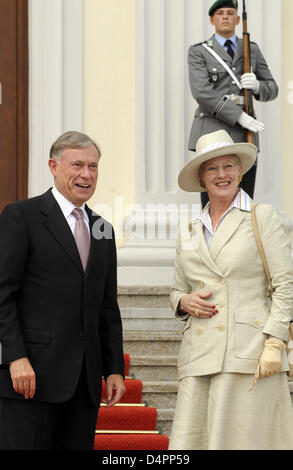 Der deutsche Bundespräsident Horst Köhler begrüßt die dänische Königin Margarethe II im Schloss Bellevue in Berlin, Deutschland, 22. August 2009. Foto: BRITTA PEDERSEN Stockfoto