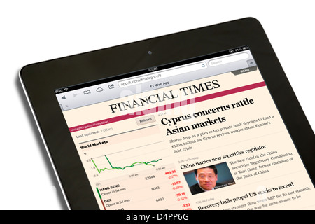 Lesen Sie die iPad-Web-app-Ausgabe der Financial Times Zeitung auf eine 4. Generation iPad, UK Stockfoto