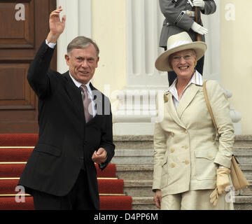 Der deutsche Bundespräsident Horst Köhler begrüßt die dänische Königin Margarethe II im Schloss Bellevue in Berlin, Deutschland, 22. August 2009. Foto: BRITTA PEDERSEN Stockfoto