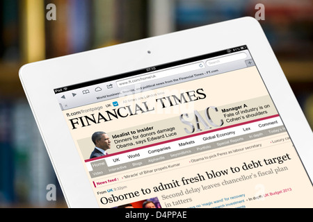 Lesen Sie die Online-Ausgabe der Financial Times Zeitung auf eine 4. Generation iPad, UK Stockfoto