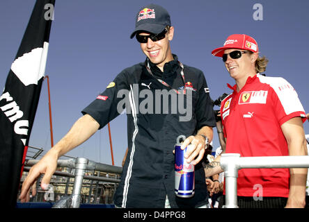 Finnischer Formel1-Fahrer Kimi Räikkönen (R) von Scuderia Ferrari und deutsche Formel1-Fahrer Sebastian Vettel von Red Bull Racing besuchen die Fahrer-Parade vor dem Grand Prix von Europa auf dem Valencia Street Circuit in Valencia, Spanien, 23. August 2009. Foto: FELIX HEYDER Stockfoto