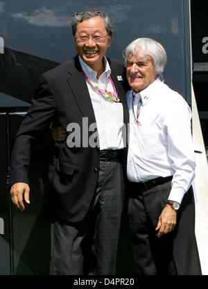 F1 Supremo Bernie Ecclestone (R) schüttelt Hände mit Hiroshi Oshima, Präsident der Mobilityland Corporation betreibt die Suzuka Rennstrecke, nach der Unterzeichnung eines Vertrages über den Grand Prix von Japan in Suzuka Circuit, vor dem Grand Prix von Europa in Valencia Street Circuit in Valencia, Spanien, 23. August 2009 stattfinden. Foto: Jan Woitas Stockfoto