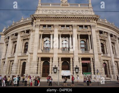 Datei - Datei Bild datiert 5. August 2009 zeigt das Burgtheater (Hoftheater) in Wien, Österreich. Es wurde im Jahre 1888 nach Plänen von Karl von Hasenhauer und Gottfroed Semper erbaut. Foto: BEATE SCHLEEP Stockfoto