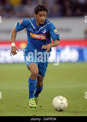 Hoffenheim? s Carlos Eduardo führt den Ball während der Bundesliga Spieltag 3 Unentschieden TSG 1899 Hoffenheim Vs FC Schalke 04 am Rhein-Neckar-Arena in Sinsheim, Deutschland, 21 Augsut 2009. Das Spiel endete mit einem 0: 0 zu binden. Foto: Ronald Wittek Stockfoto