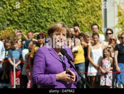 Bundeskanzlerin Angela Merkel empfängt den Besucher während der jährlichen? Tag der offenen Tür? in der Kanzlei in Berlin, Deutschland, 23. August 2009. Die Feierlichkeiten fanden unter dem Motto? Einladung zu einem Staatsbesuch? (? Einladung Zum Staatsbesuch?). Foto: Alina Novopashina Stockfoto