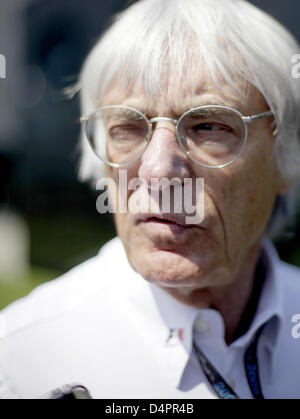 Formel eine Supremo Bernie Ecclestone im Gespräch mit Journalisten vor dem Grand Prix von Europa auf dem Valencia Street Circuit in Valencia, Spanien, 23. August 2009. Foto: JAN WOITAS Stockfoto