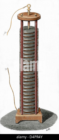 Voltaic Stapel von dem italienischen Physiker Alessandro Volta (1745-1827) erfunden. Farbige Gravur. Stockfoto