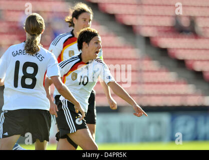 Deutschland? s Linda Bresonik (R) feiert ihr 1: 0 Führung Ziel mit Teamkollegen Birgit Prinz und Kerstin Garefrekes (L), während die Frauen? s Fußball Europameisterschaft 2009 binden Deutschland Vs Norwegen im Tampere-Stadion in Tampere, Finnland, 24. August 2009. Foto: CARMEN JASPERSEN Stockfoto