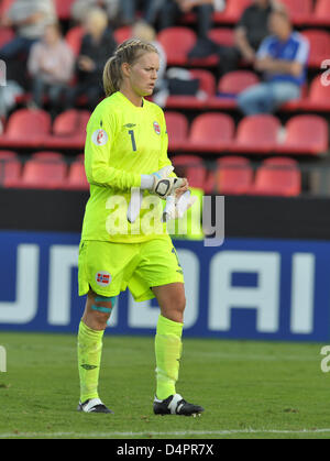 Norwegen? s Torwart Ingrid Hjelmseth über das Spielfeld nach UEFA Women geht? s EURO 2009 Spiel Deutschland Vs Norwegen in Tampere, Finnland, 24. August 2009. Deutschland gewann das Spiel 4: 0. Foto: Carmen Jaspersen Stockfoto