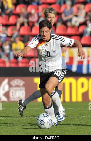 Deutschland? s Linda Bresonik führt den Ball während der UEFA Women? s EURO 2009 Spiel Deutschland Vs Norwegen in Tampere, Finnland, 24. August 2009. Deutschland gewann das Spiel 4: 0. Foto: Carmen Jaspersen Stockfoto