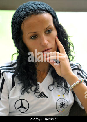 Fußballspieler Fatmire Bajramaj gibt ein Interview im Team-Hotel in Tampere, Finnland, 25. August 2009. UEFA Women? s Fußball EURO vom 23. August bis 10. September 2009 läuft. Foto: CARMEN JASPERSEN Stockfoto