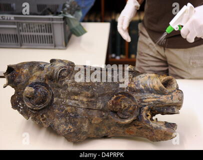 Eine lebensgroße Pferdekopf einer aureated römischen Pferd Statue wird in Frankfurt Main, Deutschland, 27. August 2009 vorgestellt. Archäologen einen sensationellen Fund während Ausgrabungen erzielte Römerstadt? Germania Magna? einschließlich des Kopfes und ein Schuh seines Fahrers. Die Stücke waren Bestandteil ein Reiterstandbild Kaiser Augustus, von 23 v. Chr. bis 14 n. Chr. regierte, anzeigen. Foto: Arne Dedert Stockfoto