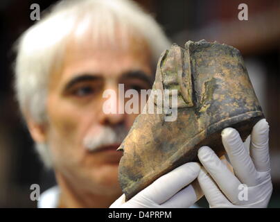 Restaurator Frank Brodis präsentiert einen Schuh der aureated römischen Pferd Statue in Frankfurt Main, Deutschland, 27. August 2009. Archäologen einen sensationellen Fund während Ausgrabungen erzielte Römerstadt? Germania Magna? einschließlich des Kopfes und ein Schuh seines Fahrers. Die Stücke waren Bestandteil ein Reiterstandbild Kaiser Augustus, von 23 v. Chr. bis 14 n. Chr. regierte, anzeigen. Foto: Arne Dedert Stockfoto