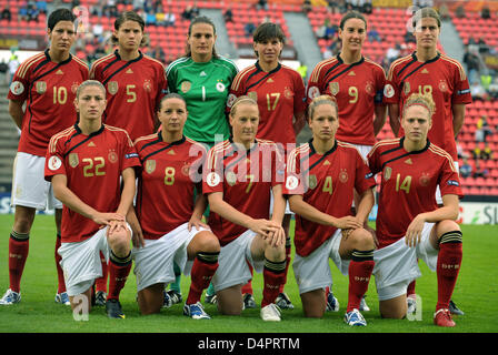 Deutschland? s Kader Line-up für das Gruppenfoto vor der UEFA Women? s EURO 2009 Gruppenspiel Frankreich Vs Deutschland in Tampere, Finnland, 27. August 2009. (wieder Reihe L-R) Linda Bresonik, Annike Krahn, Nadine Angerer, Ariane Hingst, Birgit Prinz, Kerstin Garefrekes; (Vorderreihe L-R) Bianca Schmidt, Inka Grings, Melanie Behringer, Babett Peter und Kim Kulig. Deutschland verprügelt Frankreich 5: 1. Foto: Stockfoto