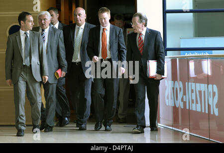 SPD-Chef Franz Muentefering (R), Kandidat der SPD für Kanzler und Außenminister Frank-Walter Steinmeier (2 L) und Spitzenkandidaten der SPD bei den Landtagswahlen Parlament Heiko Maas (L, Saarland), Thomas Jurk (C, Sachsen) und Christoph Matschie (Thüringen) kommen für die Sitzung ihrer Partei? s Geschäftsführenden Ausschusses in Berlin, Deutschland, 31. August 2009. Die Parteien treffen, um th zu diskutieren Stockfoto