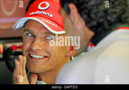 Finnische Formel-1-Pilot Heikki Kovalainen McLaren Mercedes Formel Eins Autos Lächeln in der Team-Garage, während im zweiten Training für den Grand Prix von Belgien auf der Rennstrecke von Spa-Francorchamps in der Nähe von Spa, Belgien, 28. August 2009. Foto: JAN WOITAS Stockfoto