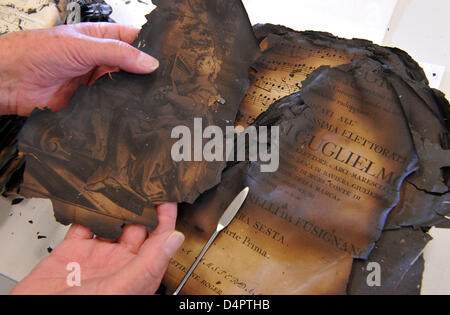 Ein verbranntes Buch abgebildet in Anna Amalia Library in Weimar, Deutschland, 1. September 2009. Fünf Jahre nach der verheerende Brand Anna Amalia Library, fast die Hälfte des Buches verbrannt werden ersetzt durch Akquisitionen und Spenden, wurden einige 20.000 restauriert. Insgesamt 112.000 historische Bücher verbrannt oder in das Feuer auf dem 2. September 2004, Kosten für Ersatz und Wiederherstellung von Mount beschädigt wurden Stockfoto