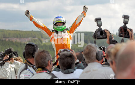 Italienischer Formel-1-Fahrer Giancarlo Fisichella von Force India feiert nach dem Sieg des Qualifying für den Grand Prix von Belgien auf der Rennstrecke von Spa-Francorchamps in der Nähe von Spa, Belgien, 29. August 2009. Den Grand Prix von Belgien wird am Sonntag, 30. August 2009 stattfinden. Foto: PETER STEFFEN Stockfoto