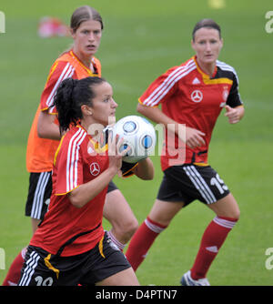 Fatmire Bajramaj (vorne) Deutschlands? s nationalen Frauen? s Fußballmannschaft und Teamkollegen Kerstin Garefrekes (hinten L) und Sonja Fuss in Aktion während einer Übung in Lahti, Finnland, 1. September 2009. Deutschland steht vor Italien in einem UEFA-Women? s Fußball Europameisterschaft 2009 Viertelfinale nehmen am 04 September 09 findet in Lahti. Foto: CARMEN JASPERSEN Stockfoto