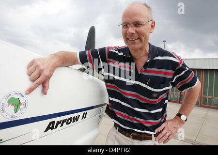 Deutschen Jochen Behtke posiert vor seinem einzigen motorisierten Piper PA-28 Flugzeug auf dem Flughafen in Hamburg, Deutschland, 21. August 2009. Eines Tages zog später Behtke für einen Solo-Flug auf dem afrikanischen Kontinent nach Südafrika. Am 2. September 2009 nach 55 Flugstunden er rief deutsche Presse-Agentur DPA und eine sichere Landung in Kapstadt um 14:30 Uhr Ortszeit gemeldet. 48 Jahre alten Behtke li Stockfoto