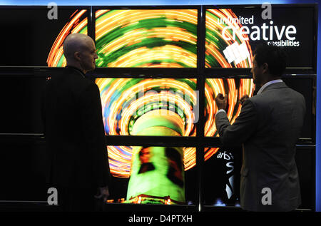 Zwei Besucher-Vortrag vor einer Installation über das Thema Flachbildschirm-Fernseher am Stand von Sony Pressetag bei Consumer Electronics Handel Messe IFA in Berlin, Deutschland, 3. September 2009.  Hersteller hoffen, dass die IFA das wichtige Weihnachtsgeschäft auflädt. Die Messe wird den Besuchern vom 04 September bis zum 09. September offen sein. Foto: Rainer Jensen Stockfoto