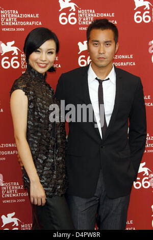 Schauspielerin Xuan Zhu (L) und Schauspieler Joseph Chang stellen nach der Pressekonferenz zum Film? Prinz von Tränen? im Palazzo del Casino während der 66. Internationalen Filmfestspielen in Venedig, Italien, 4. September 2009. Der Film wird im Wettbewerb des Festivals vorgestellt, d.h. bis zum 12. September 2009. Foto: Hubert Boesl Stockfoto