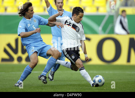 Deutschland? s Deniz Naki (R) erzielt das Tor zum 1: 0 letzten San Marino? s Pier Filippo Mazza während der u-21 EM-Qualifikation match Deutschland gegen San Marino im Tivoli-Stadion in Aachen, Deutschland, 4. September 2009. Foto: Rolf Vennenbernd Stockfoto