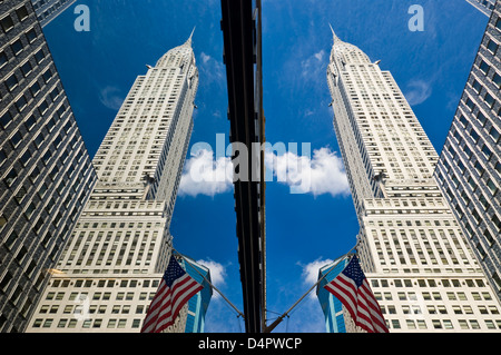Das Chrysler Building spiegelt sich im Fenster über Lexington Avenue, New York City. Stockfoto